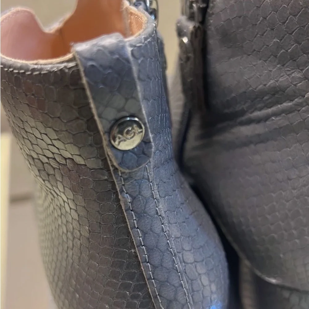 Agl MADE IN ITALY LEATHER Gray Textured Ankle Boots with V-Shaped Opening - Picture 9 of 10